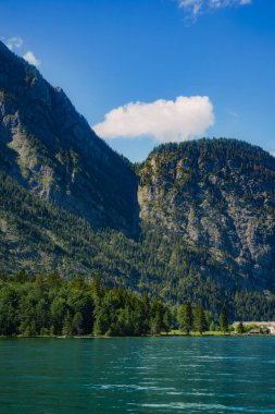 Almanya 'da Bavyera' da Konigssee Gölü 'nde, Berchtesgaden Alman Alpleri' nde Beyaz Bot Ormanı Dağı 'nın yanında kilise ve Güneşli Trek gezisi. Yüksek kalite fotoğraf