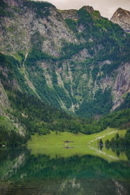 Almanya 'da Bavyera' da Konigssee Gölü 'nde, Berchtesgaden Alman Alpleri' nde Beyaz Bot Ormanı Dağı 'nın yanında kilise ve Güneşli Trek gezisi. Yüksek kalite fotoğraf