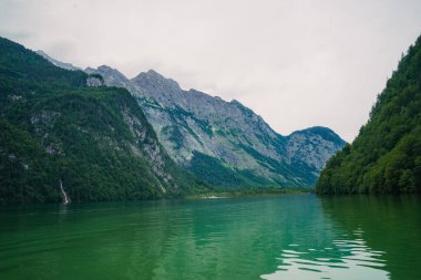 Almanya 'da Bavyera' da Konigssee Gölü 'nde, Berchtesgaden Alman Alpleri' nde Beyaz Bot Ormanı Dağı 'nın yanında kilise ve Güneşli Trek gezisi. Yüksek kalite fotoğraf