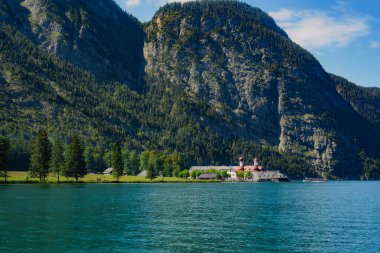 Almanya 'da Bavyera' da Konigssee Gölü 'nde, Berchtesgaden Alman Alpleri' nde Beyaz Bot Ormanı Dağı 'nın yanında kilise ve Güneşli Trek gezisi. Yüksek kalite fotoğraf