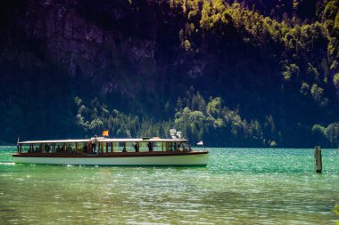 Almanya 'da Bavyera' da Konigssee Gölü 'nde, Berchtesgaden Alman Alpleri' nde Beyaz Bot Ormanı Dağı 'nın yanında kilise ve Güneşli Trek gezisi. Yüksek kalite fotoğraf