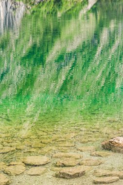 Almanya 'da Bavyera' da Konigssee Gölü 'nde, Berchtesgaden Alman Alpleri' nde Beyaz Bot Ormanı Dağı 'nın yanında kilise ve Güneşli Trek gezisi. Yüksek kalite fotoğraf