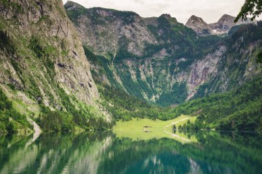 Almanya 'da Bavyera' da Konigssee Gölü 'nde, Berchtesgaden Alman Alpleri' nde Beyaz Bot Ormanı Dağı 'nın yanında kilise ve Güneşli Trek gezisi. Yüksek kalite fotoğraf