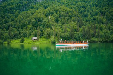 Almanya 'da Bavyera' da Konigssee Gölü 'nde, Berchtesgaden Alman Alpleri' nde Beyaz Bot Ormanı Dağı 'nın yanında kilise ve Güneşli Trek gezisi. Yüksek kalite fotoğraf