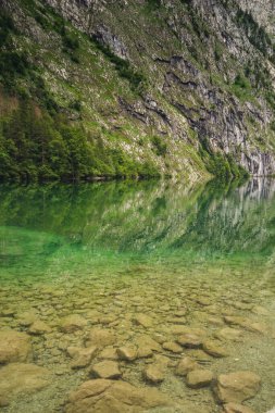 Almanya 'da Bavyera' da Konigssee Gölü 'nde, Berchtesgaden Alman Alpleri' nde Beyaz Bot Ormanı Dağı 'nın yanında kilise ve Güneşli Trek gezisi. Yüksek kalite fotoğraf