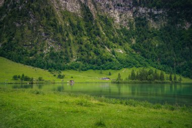 Almanya 'da Bavyera' da Konigssee Gölü 'nde, Berchtesgaden Alman Alpleri' nde Beyaz Bot Ormanı Dağı 'nın yanında kilise ve Güneşli Trek gezisi. Yüksek kalite fotoğraf