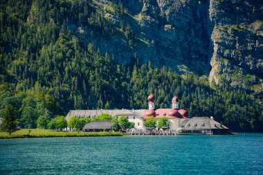 Almanya 'da Bavyera' da Konigssee Gölü 'nde, Berchtesgaden Alman Alpleri' nde Beyaz Bot Ormanı Dağı 'nın yanında kilise ve Güneşli Trek gezisi. Yüksek kalite fotoğraf