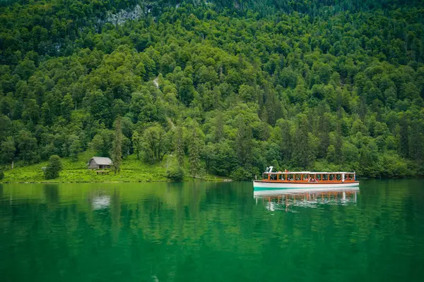 Almanya 'da Bavyera' da Konigssee Gölü 'nde, Berchtesgaden Alman Alpleri' nde Beyaz Bot Ormanı Dağı 'nın yanında kilise ve Güneşli Trek gezisi. Yüksek kalite fotoğraf