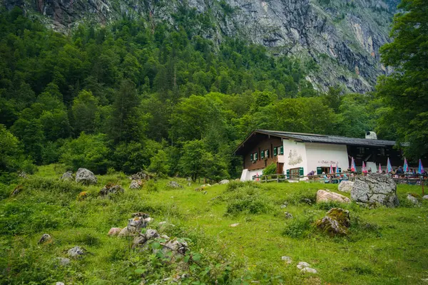 Almanya 'da Bavyera' da Konigssee Gölü 'nde, Berchtesgaden Alman Alpleri' nde Beyaz Bot Ormanı Dağı 'nın yanında kilise ve Güneşli Trek gezisi. Yüksek kalite fotoğraf