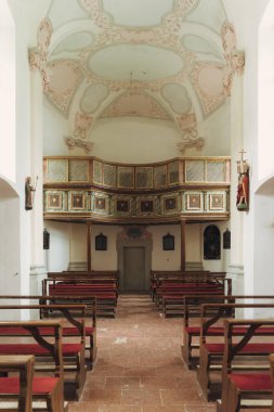 Görkemli dağlarla çevrili tarihi bir kilisenin yer aldığı büyüleyici bir göl köyü manzarası. Turistler, Konigsse Gölü 'nün sakin atmosferi ve güzel mimarisinin keyfini çıkarıyorlar.