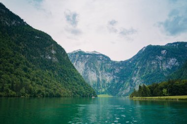 Almanya 'da Bavyera' da Konigssee Gölü 'nde, Berchtesgaden Alman Alpleri' nde Beyaz Bot Ormanı Dağı 'nın yanında kilise ve Güneşli Trek gezisi. Yüksek kalite fotoğraf