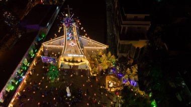 Noel 'de Binh An Kilisesi Uçan Kamera Görünümü Çarpıcı Şenlik Işığı