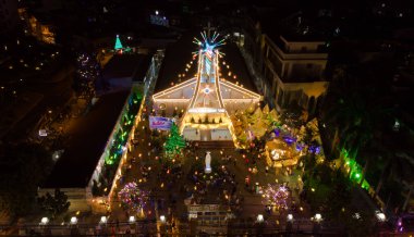 Noel 'de Binh An Kilisesi Uçan Kamera Görünümü Çarpıcı Şenlik Işığı