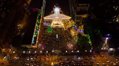 Noel 'de Binh An Kilisesi Uçan Kamera Görünümü Çarpıcı Şenlik Işığı