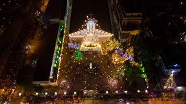 Noel 'de Binh An Kilisesi Uçan Kamera Görünümü Çarpıcı Şenlik Işığı