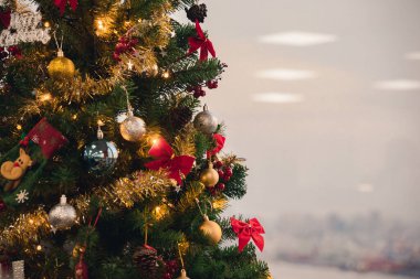 Noel Ağacı Doğum Sahnesi ve Noel Baba 'yla Ofis Şenlik Atmosferinde Balon Dekorasyonu. Yüksek kalite fotoğraf