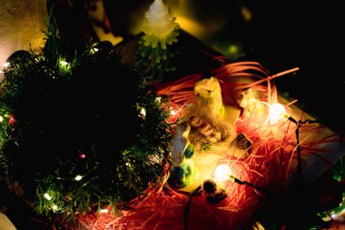 Noel Ağacı Doğum Sahnesi ve Noel Baba 'yla Ofis Şenlik Atmosferinde Balon Dekorasyonu. Yüksek kalite fotoğraf