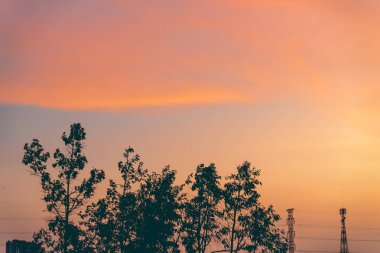 Gün batımında Mavi ve Pembe Gökyüzü ile Binh Kilisesi Huzurlu bir atmosfer Oluşturuyor