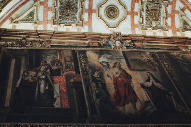 İspanya 'daki Avila şehri Saint Theresa de Jesus Katedrali ve kilisesi ile birlikte Brick ve Rock Plaza ve Saint Theresa' nın Şapel Doğum Yeri. Yüksek kalite fotoğraf