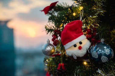 Noel Ağacı Doğum Sahnesi ve Noel Baba 'yla Ofis Şenlik Atmosferinde Balon Dekorasyonu. Yüksek kalite fotoğraf