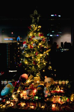 Noel Ağacı Doğum Sahnesi ve Noel Baba 'yla Ofis Şenlik Atmosferinde Balon Dekorasyonu. Yüksek kalite fotoğraf