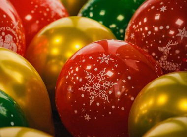 Noel Ağacı Doğum Sahnesi ve Noel Baba 'yla Ofis Şenlik Atmosferinde Balon Dekorasyonu. Yüksek kalite fotoğraf