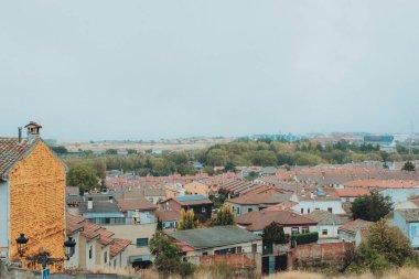 İspanya 'daki Avila şehri Saint Theresa de Jesus Katedrali ve kilisesi ile birlikte Brick ve Rock Plaza ve Saint Theresa' nın Şapel Doğum Yeri. Yüksek kalite fotoğraf