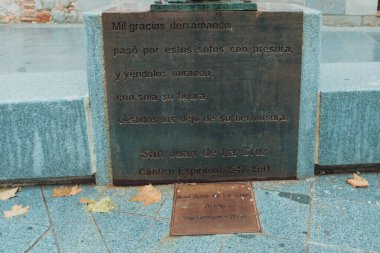 İspanya 'daki Avila şehri Saint Theresa de Jesus Katedrali ve kilisesi ile birlikte Brick ve Rock Plaza ve Saint Theresa' nın Şapel Doğum Yeri. Yüksek kalite fotoğraf