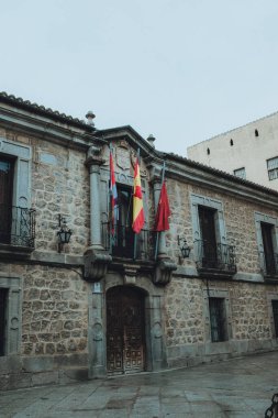 İspanya 'daki Avila şehri Saint Theresa de Jesus Katedrali ve kilisesi ile birlikte Brick ve Rock Plaza ve Saint Theresa' nın Şapel Doğum Yeri. Yüksek kalite fotoğraf