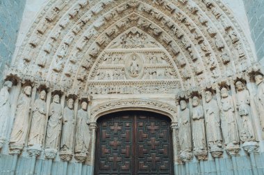 İspanya 'daki Avila şehri Saint Theresa de Jesus Katedrali ve kilisesi ile birlikte Brick ve Rock Plaza ve Saint Theresa' nın Şapel Doğum Yeri. Yüksek kalite fotoğraf