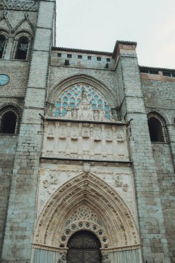 İspanya 'daki Avila şehri Saint Theresa de Jesus Katedrali ve kilisesi ile birlikte Brick ve Rock Plaza ve Saint Theresa' nın Şapel Doğum Yeri. Yüksek kalite fotoğraf