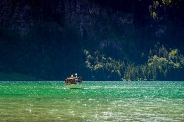 Almanya 'da Bavyera' da Konigssee Gölü 'nde, Berchtesgaden Alman Alpleri' nde Beyaz Bot Ormanı Dağı 'nın yanında kilise ve Güneşli Trek gezisi. Yüksek kalite fotoğraf