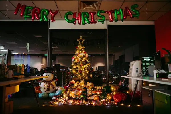 Noel Ağacı Doğum Sahnesi ve Noel Baba 'yla Ofis Şenlik Atmosferinde Balon Dekorasyonu. Yüksek kalite fotoğraf