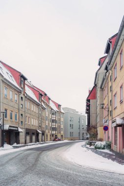 Büyülü kış mevsiminde büyüleyici küçük bir köyde zarif bir şekilde dönen karlı bir yol.
