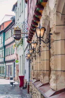 Büyülü kış mevsiminde büyüleyici küçük bir köyde zarif bir şekilde dönen karlı bir yol.