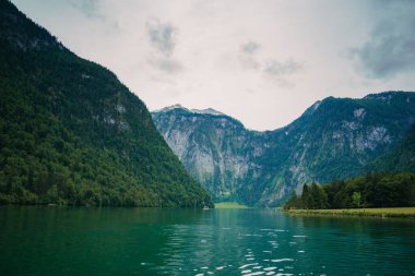 Almanya 'da Bavyera' da Konigssee Gölü 'nde, Berchtesgaden Alman Alpleri' nde Beyaz Bot Ormanı Dağı 'nın yanında kilise ve Güneşli Trek gezisi. Yüksek kalite fotoğraf
