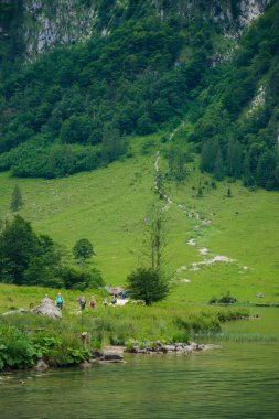 Almanya 'da Bavyera' da Konigssee Gölü 'nde, Berchtesgaden Alman Alpleri' nde Beyaz Bot Ormanı Dağı 'nın yanında kilise ve Güneşli Trek gezisi. Yüksek kalite fotoğraf