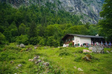 Almanya 'da Bavyera' da Konigssee Gölü 'nde, Berchtesgaden Alman Alpleri' nde Beyaz Bot Ormanı Dağı 'nın yanında kilise ve Güneşli Trek gezisi. Yüksek kalite fotoğraf