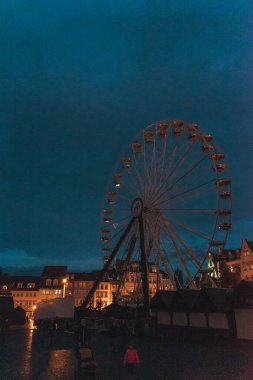 Dönme dolap Erfurt Katedrali 'nin Önünde Sıcak Işıklar ve Karanlık Gece Gökyüzü ile Gece Işığı Altında. Yüksek kalite fotoğraf