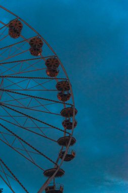 Dönme dolap Erfurt Katedrali 'nin Önünde Sıcak Işıklar ve Karanlık Gece Gökyüzü ile Gece Işığı Altında. Yüksek kalite fotoğraf