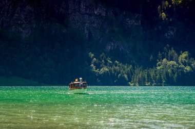 Almanya 'da Bavyera' da Konigssee Gölü 'nde, Berchtesgaden Alman Alpleri' nde Beyaz Bot Ormanı Dağı 'nın yanında kilise ve Güneşli Trek gezisi. Yüksek kalite fotoğraf