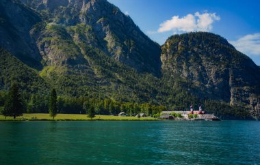 Almanya 'da Bavyera' da Konigssee Gölü 'nde, Berchtesgaden Alman Alpleri' nde Beyaz Bot Ormanı Dağı 'nın yanında kilise ve Güneşli Trek gezisi. Yüksek kalite fotoğraf