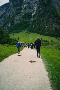 Almanya 'da Bavyera' da Konigssee Gölü 'nde, Berchtesgaden Alman Alpleri' nde Beyaz Bot Ormanı Dağı 'nın yanında kilise ve Güneşli Trek gezisi. Yüksek kalite fotoğraf