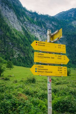 Bavyera 'da Konigssee Gölü' ne doğru sarı dağ levhası istikameti, Berchtesgaden Alman Alpleri 'nde Beyaz Bot Ormanı Dağları' ndaki Kilise ve Güzel Güneşli Yolculuk. Yüksek kalite fotoğraf