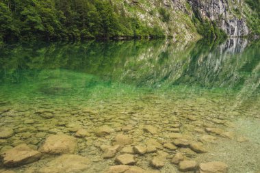 Almanya 'da Bavyera' da Konigssee Gölü 'nde, Berchtesgaden Alman Alpleri' nde Beyaz Bot Ormanı Dağı 'nın yanında kilise ve Güneşli Trek gezisi. Yüksek kalite fotoğraf