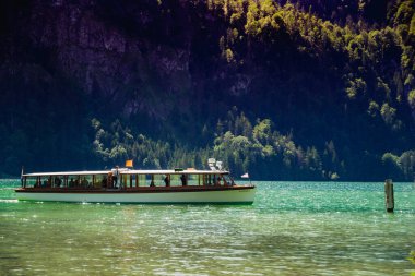 Almanya 'da Bavyera' da Konigssee Gölü 'nde, Berchtesgaden Alman Alpleri' nde Beyaz Bot Ormanı Dağı 'nın yanında kilise ve Güneşli Trek gezisi. Yüksek kalite fotoğraf