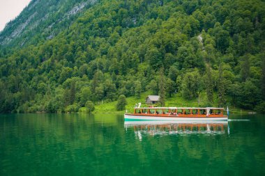 Almanya 'da Bavyera' da Konigssee Gölü 'nde, Berchtesgaden Alman Alpleri' nde Beyaz Bot Ormanı Dağı 'nın yanında kilise ve Güneşli Trek gezisi. Yüksek kalite fotoğraf