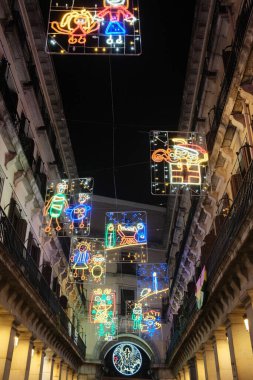 Renkli Noel ışıkları ve geceleri Avrupa mimarisi ile süslenmiş bir yaya sokağı. Yüksek kalite fotoğraf