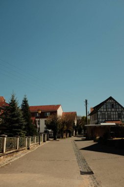 Güneşli bir günde taşlı kaldırım taşları ve dekoratif ağaçları olan küçük kasaba mimari unsurları. Yüksek kalite fotoğraf