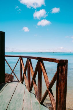 Blue Sky Flowers ve Mother Mary Statue Sahne Sahil Manzaralı Vung Tau Plajı.
